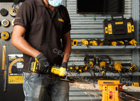 DEWALT Szlifierka kątowa 18V DCG405P3 3x5,0Ah DEWALT Szlifierka kątowa 18V DCG405P3 3x5,0Ah