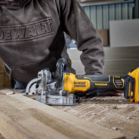 DEWALT Frezarka lamelownica 18V DCW682NT DEWALT Frezarka lamelownica 18V DCW682NT