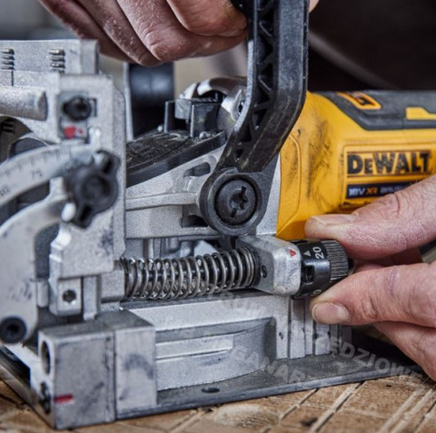 DEWALT Frezarka lamelownica 18V DCW682NT DEWALT Frezarka lamelownica 18V DCW682NT