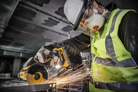 Przecinarka DEWALT DCS438 + 2 akumulatory 1,7 Ah POWERSTACK Przecinarka DEWALT DCS438 + 2 akumulatory 1,7 Ah POWERSTACK